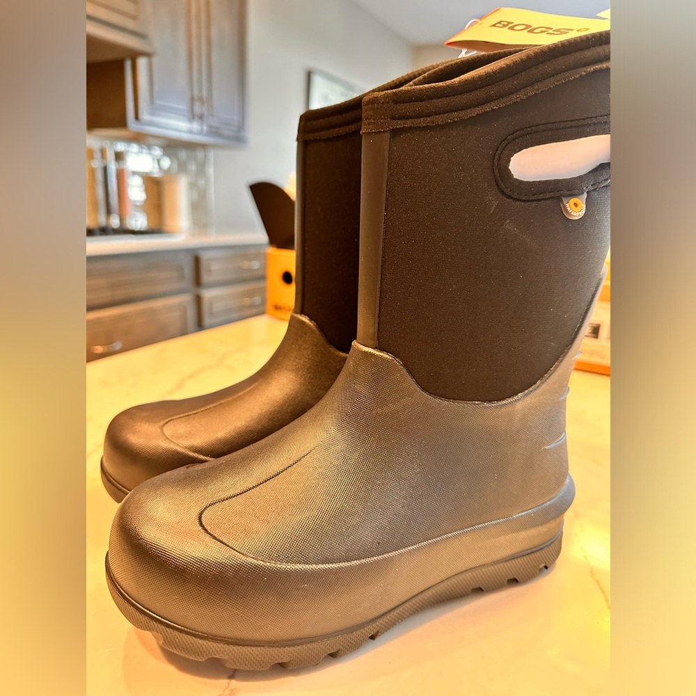 Brand new youth BOGS boots size 2